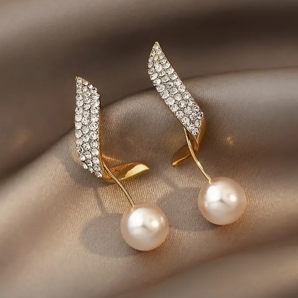 🏷SOLD. Unique rhinestone faux pearl 18k gold plated NWT Gorgeous Bundle Deals - Picture 4 of 4
